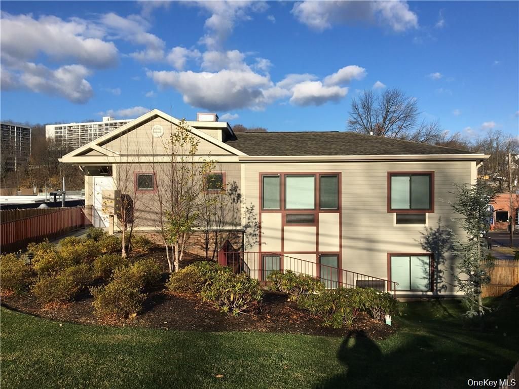 Exterior, Facade, Split Level