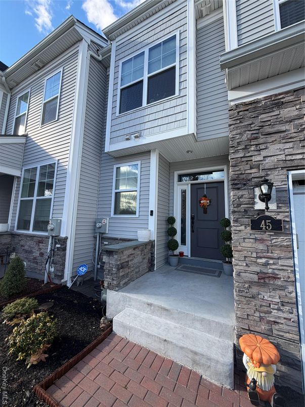 Exterior, Facade, Rowhouse