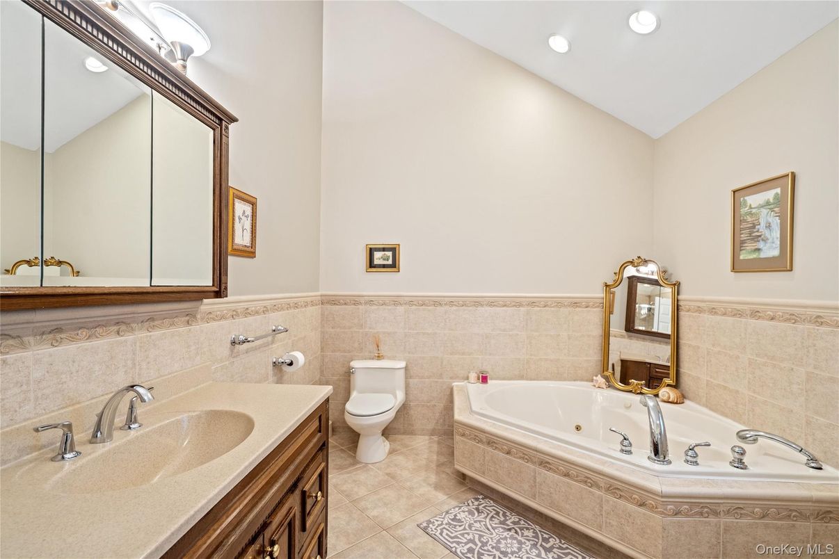 Bathroom, Dual Sink Vanities, Interior, Recessed Lighting