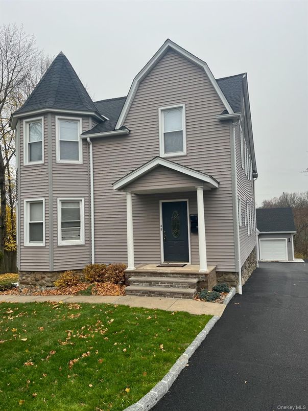 Exterior, Facade, Queen Anne Victorian