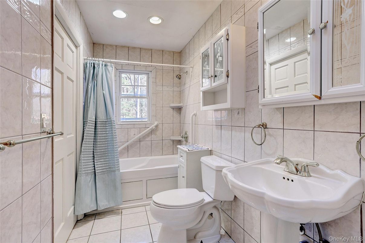 Bathroom, Interior, Recessed Lighting