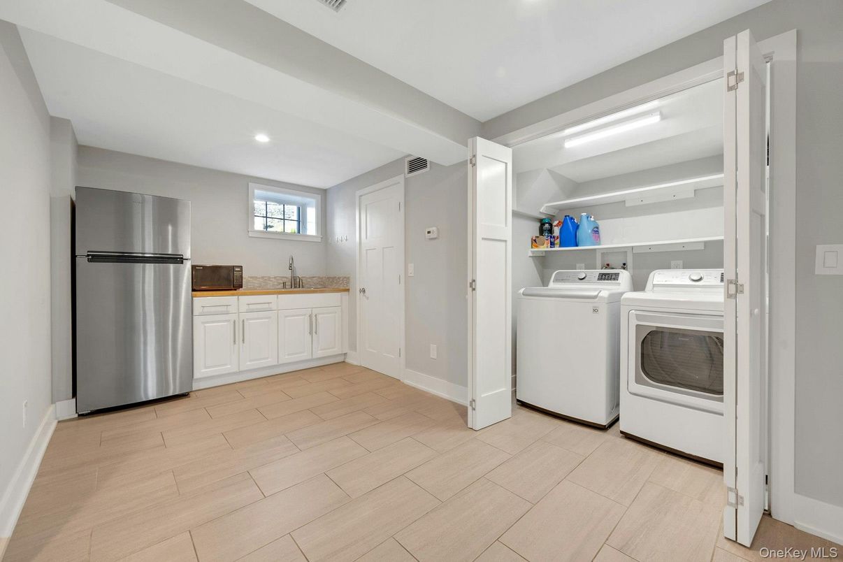 Interior, Recessed Lighting, Washer, Wood Texture Flooring