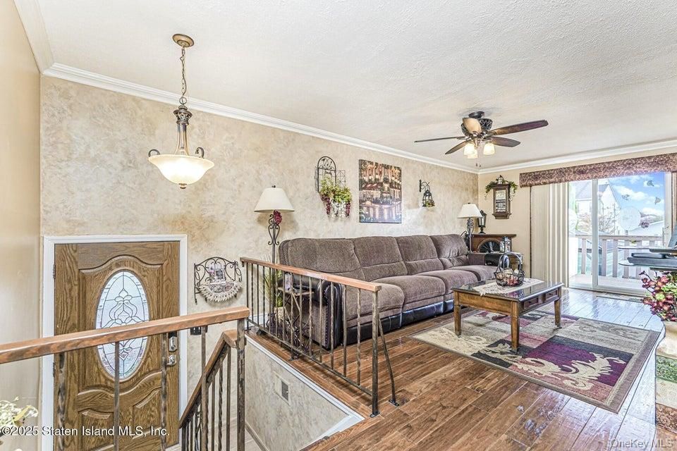 Interior, Living room, Pendant Lights, Piano, Wood Texture Flooring