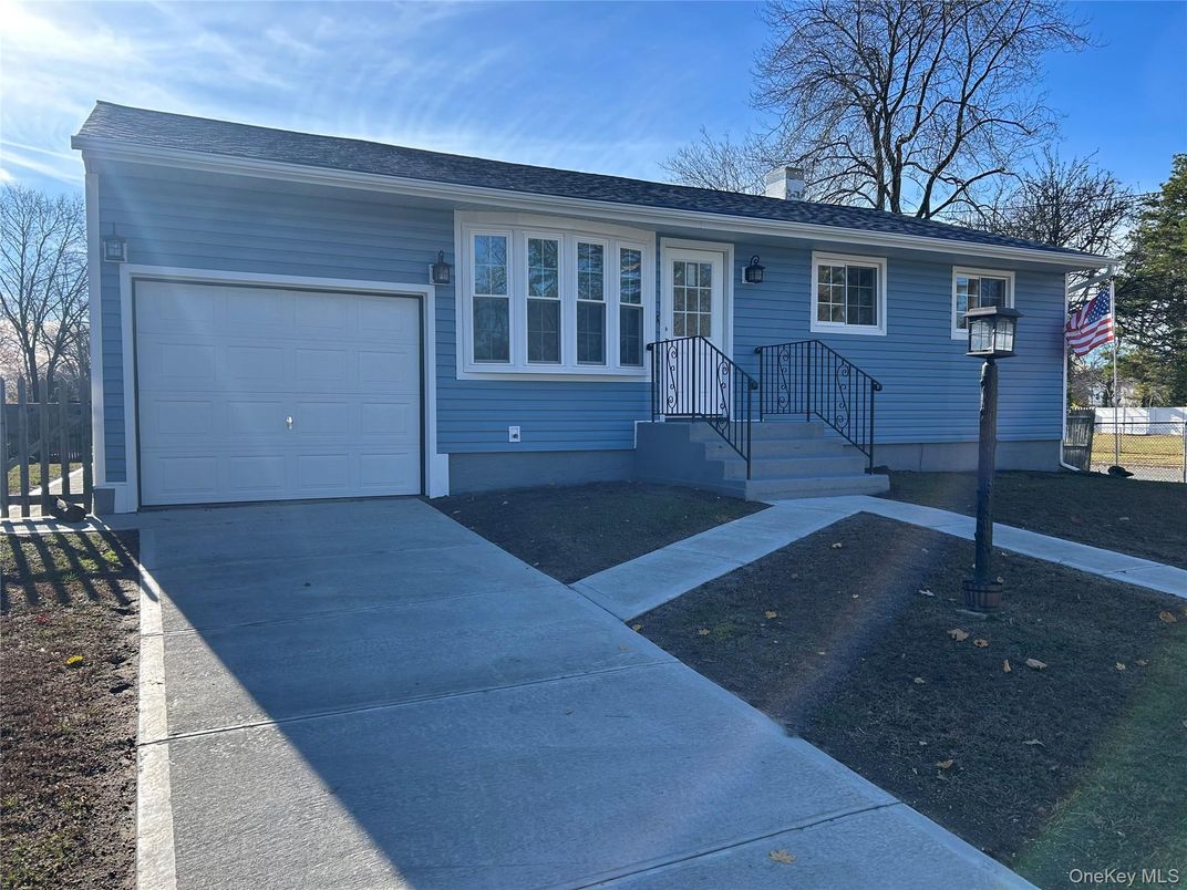 Attached, Exterior, Facade, Cape Cod