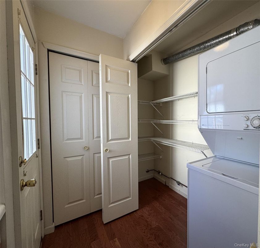 Interior, Utility Closets, Washer, Wood Texture Flooring
