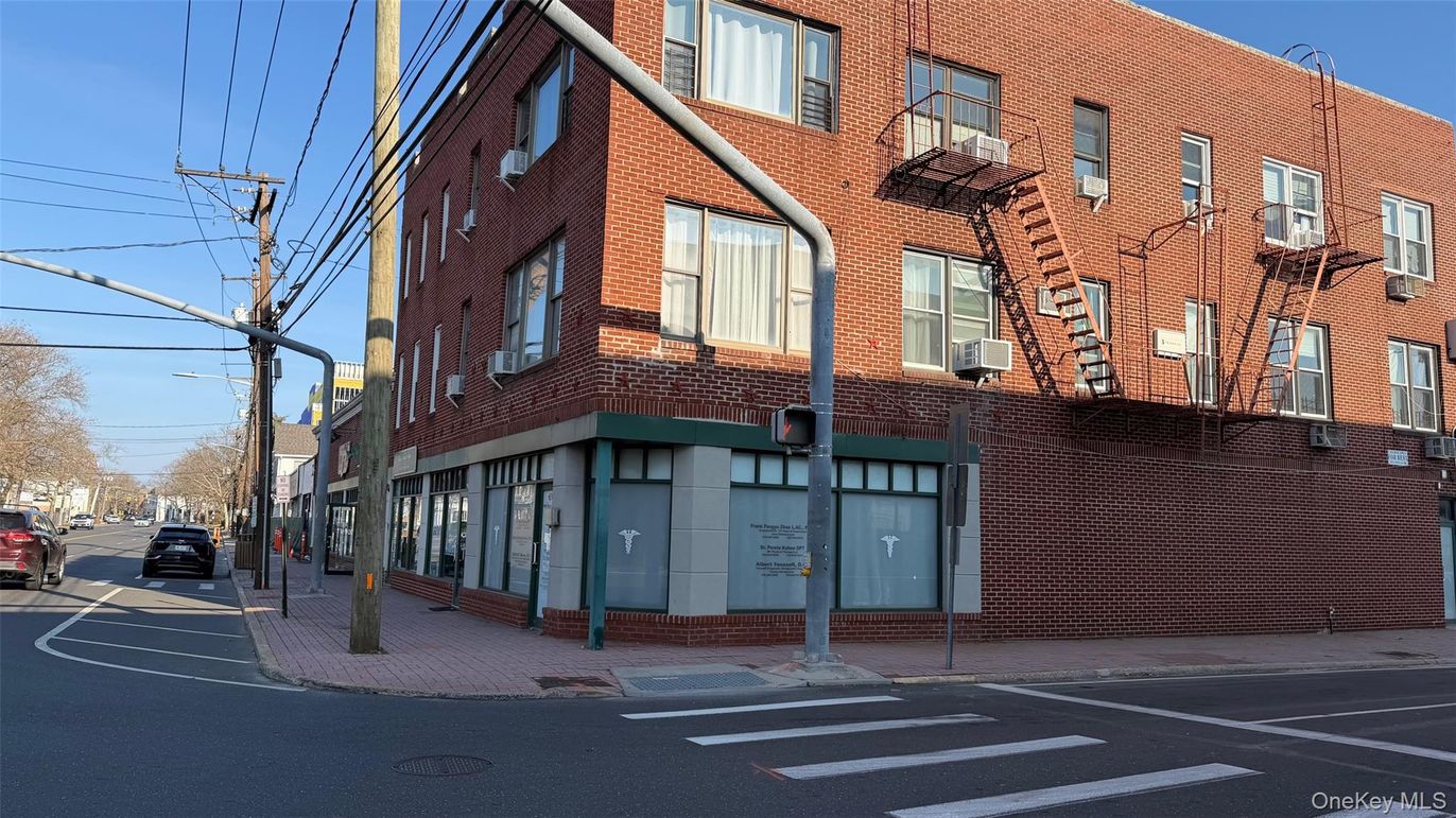 Exterior, Facade, Brick Facade, Rowhouse