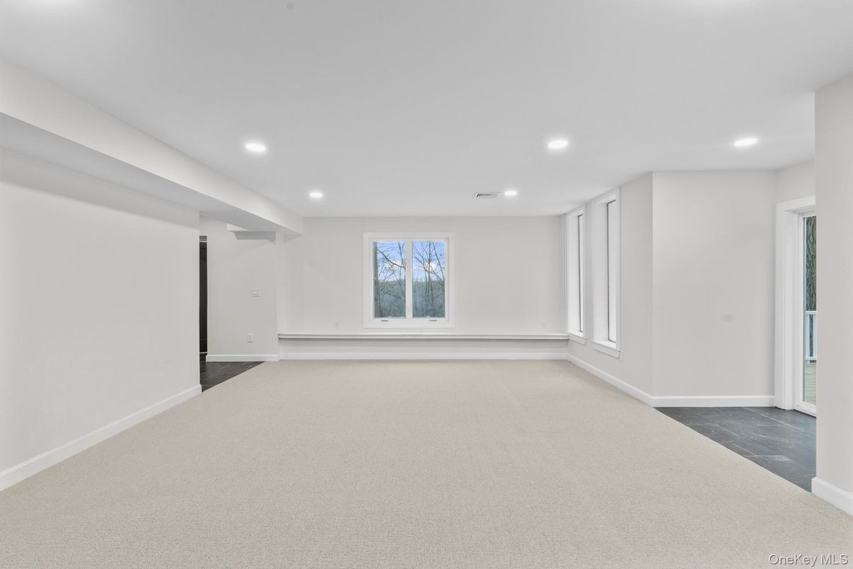 Empty room, Interior, Recessed Lighting