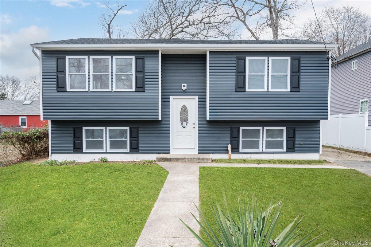 Exterior, Facade, Raised Ranch