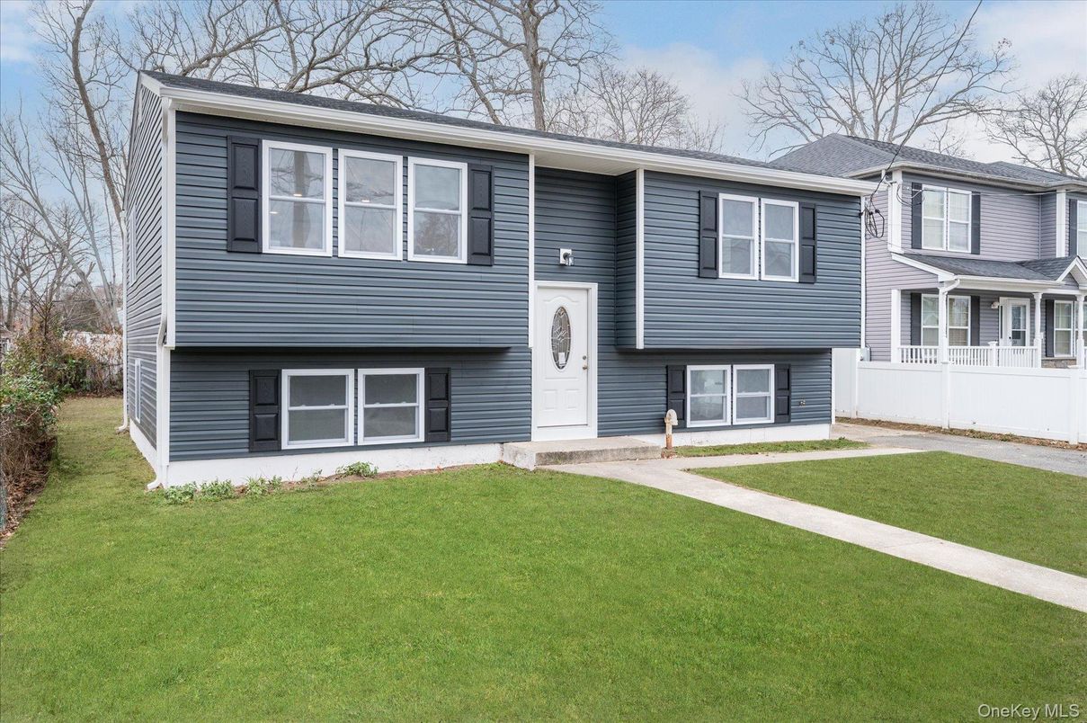 Exterior, Facade, Raised Ranch