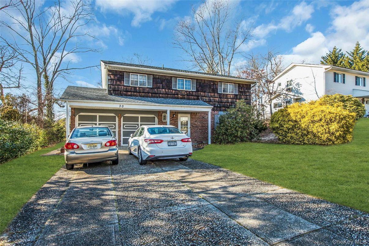 Attached, Exterior, Facade, Brick Facade, Split Level