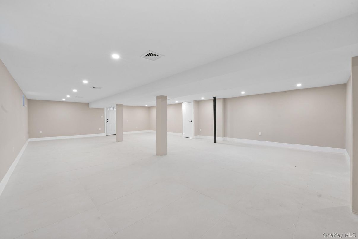 Empty room, Interior, Recessed Lighting