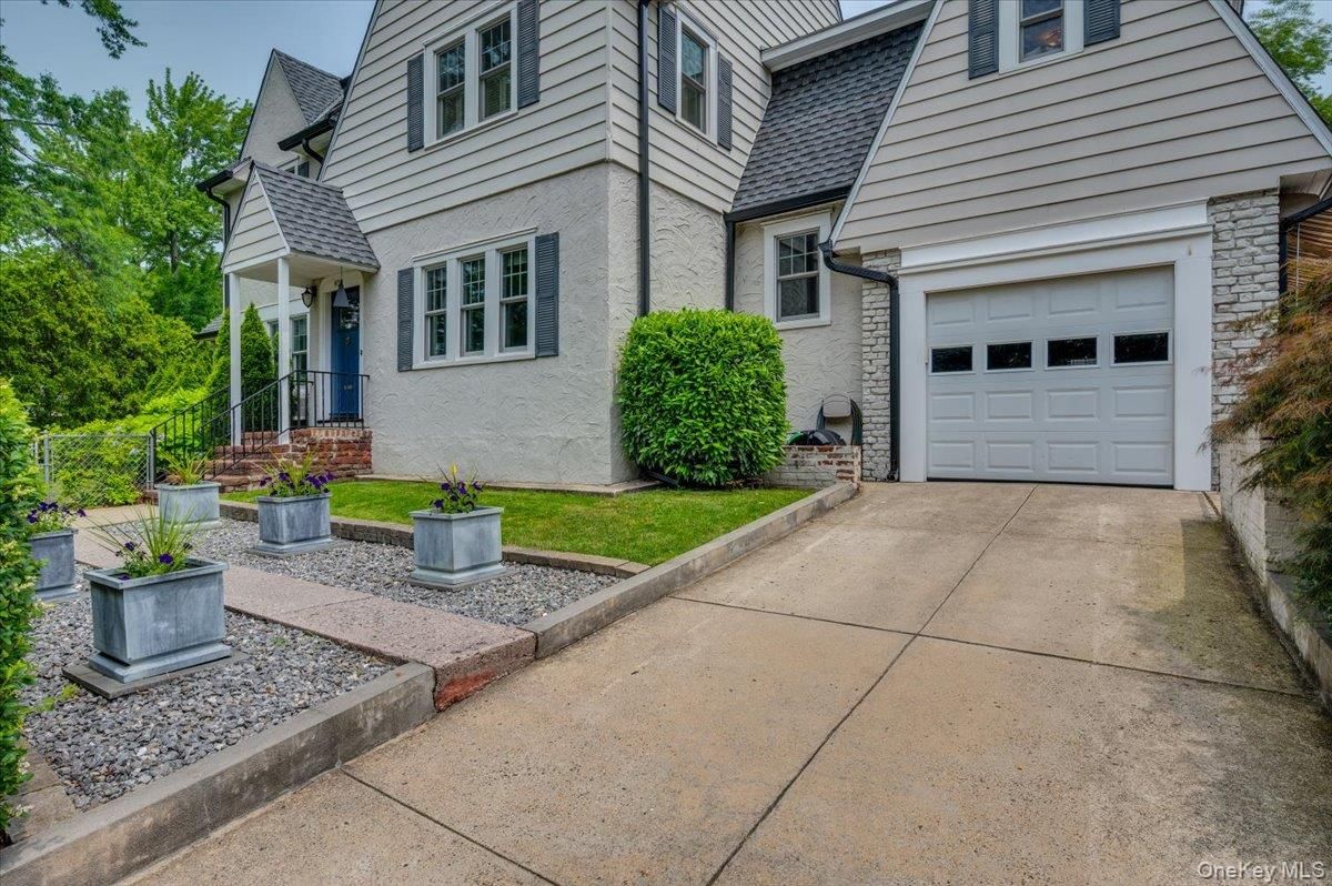 Attached, Exterior, Facade, Queen Anne Victorian