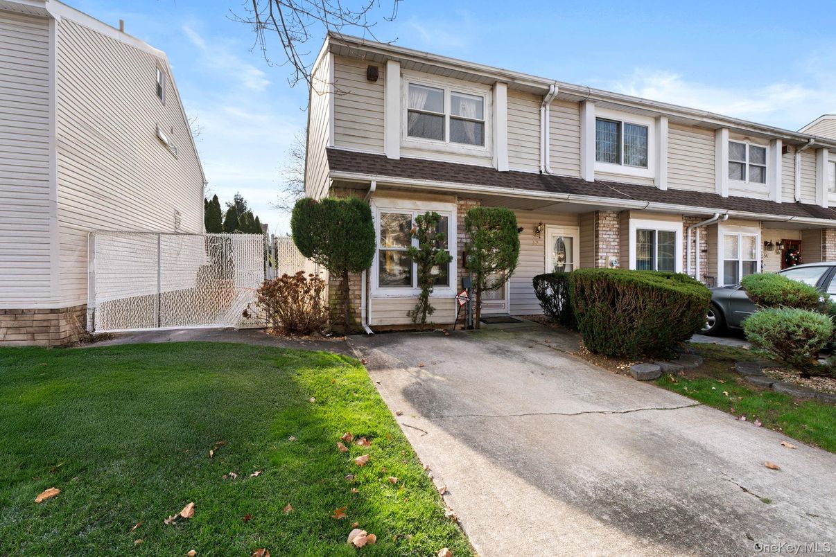 Exterior, Facade, Rowhouse