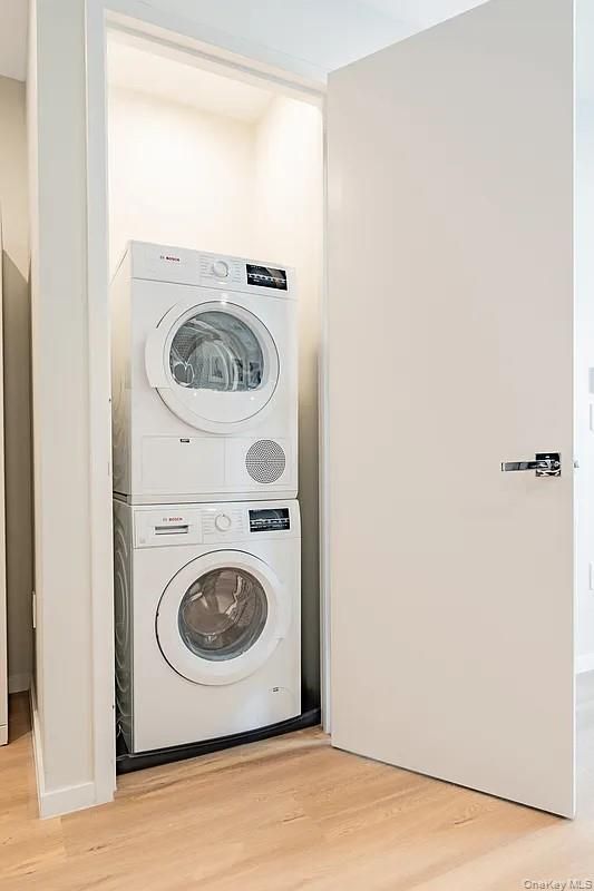 Interior, Utility Closets, Washer, Wood Texture Flooring