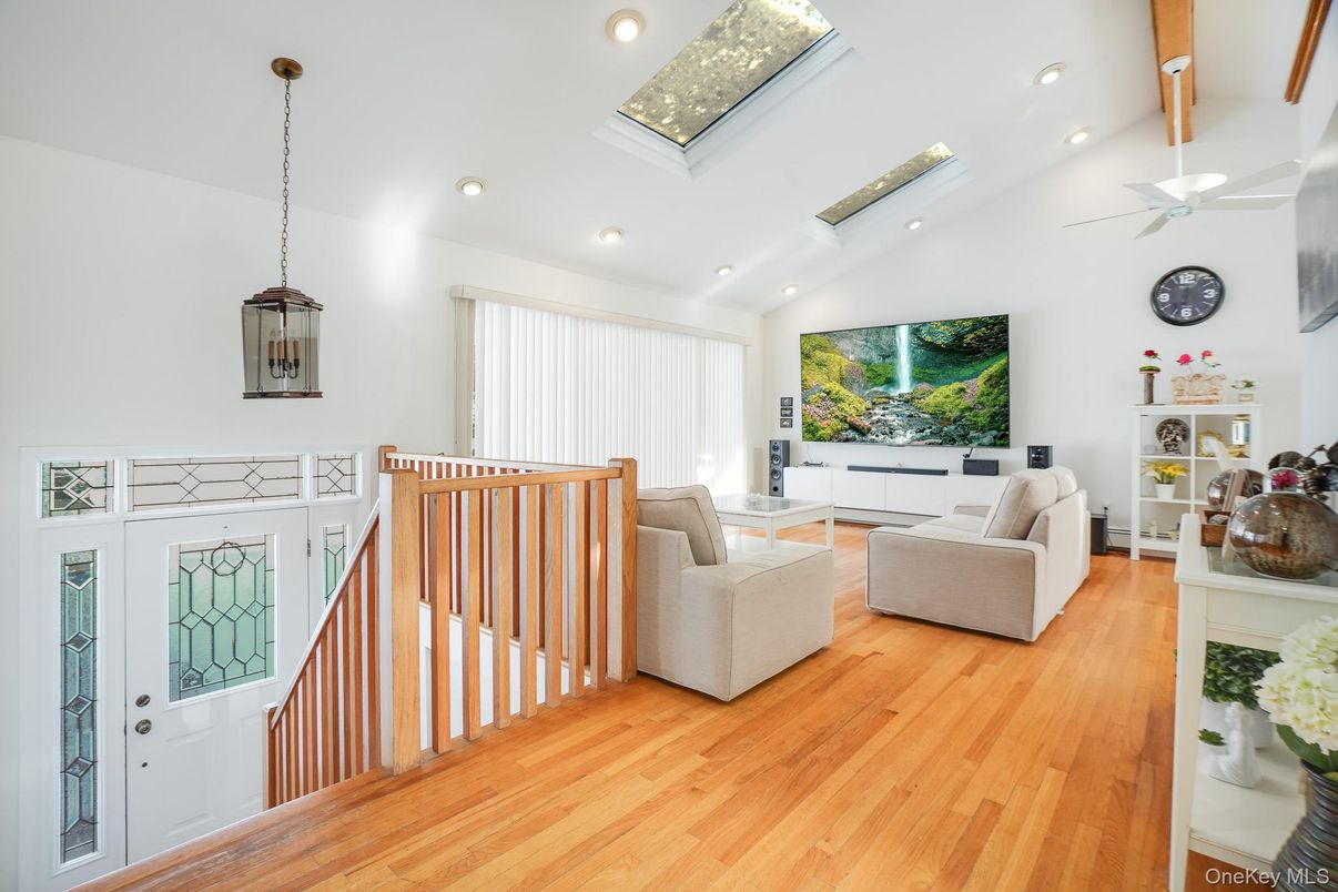 Interior, Living room, Pendant Lights, Recessed Lighting, Wood Texture Flooring