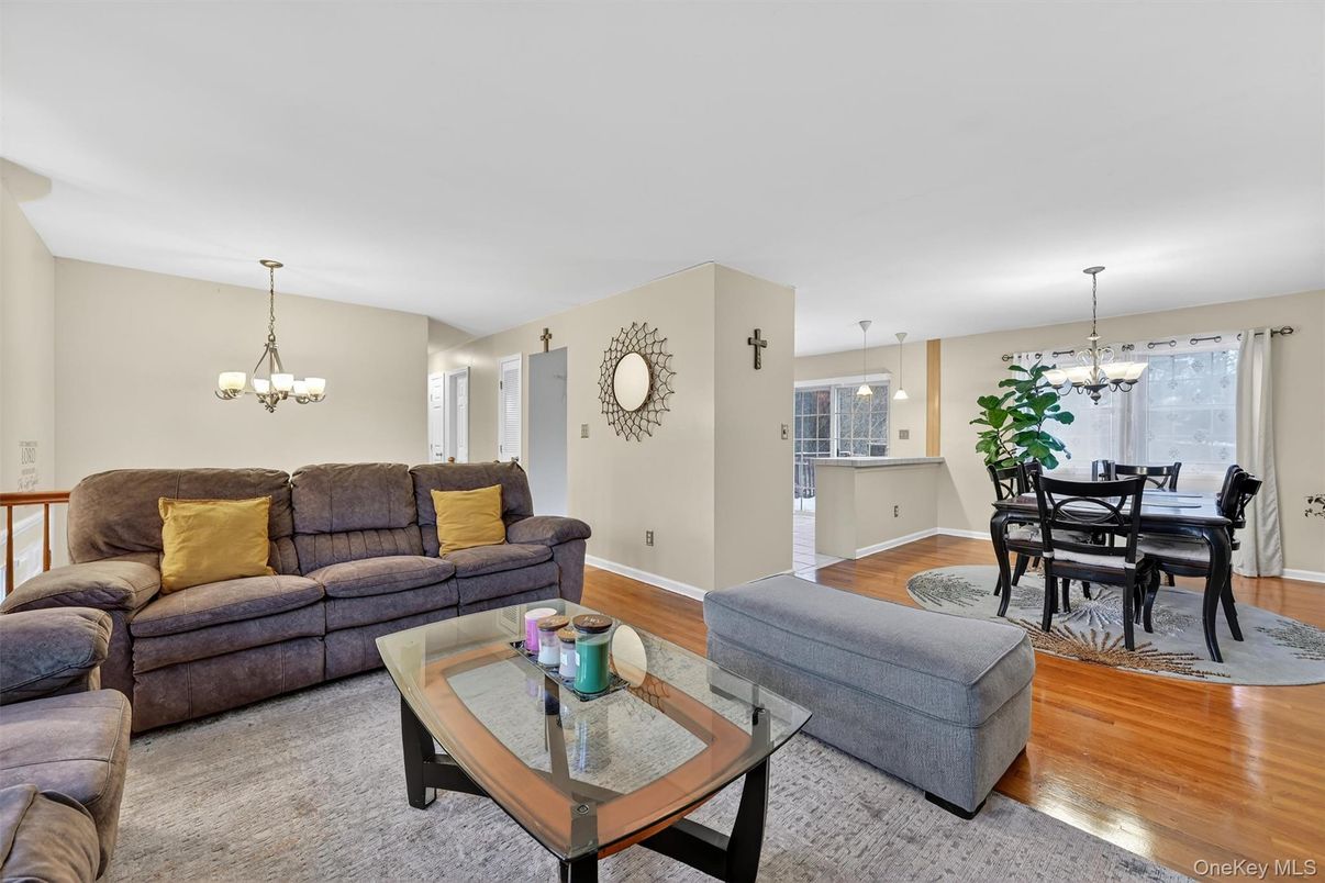 Chandelier, Dining room, Interior, Living room, Pendant Lights, Wood Texture Flooring