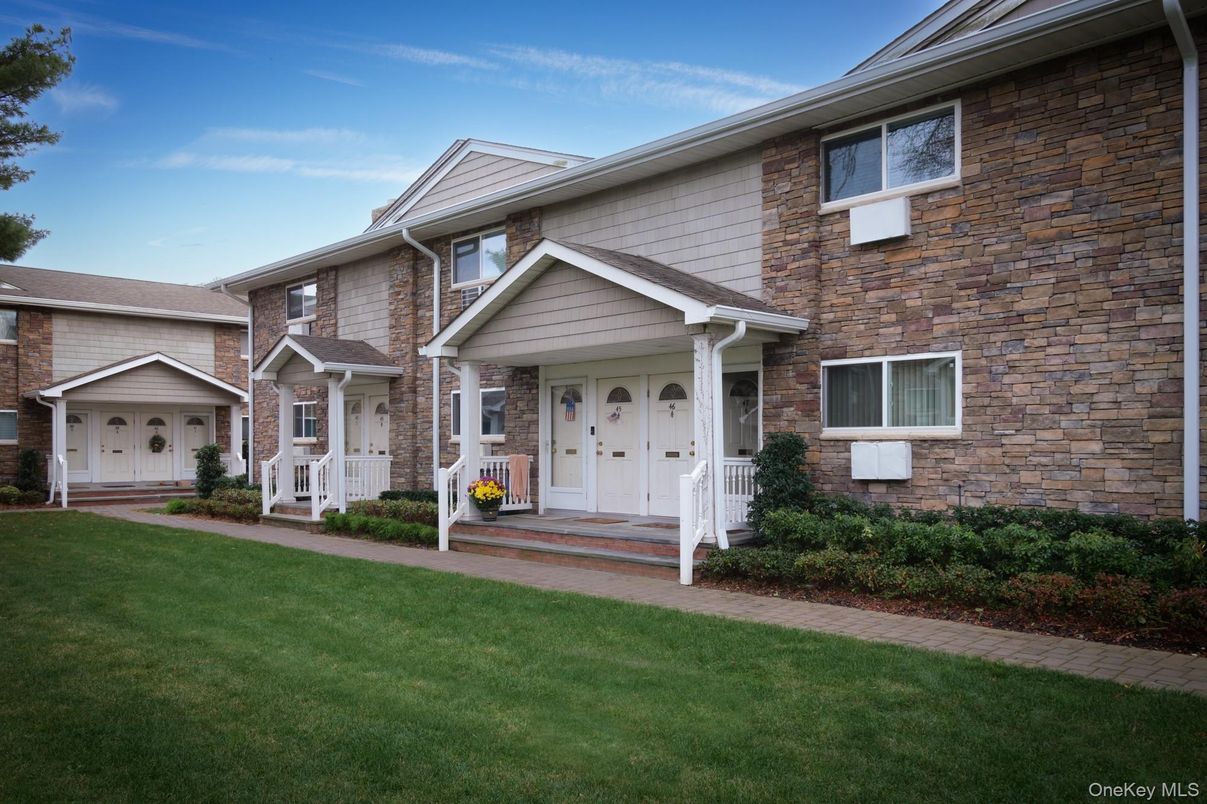 Exterior, Facade, Brick Facade, American Craftsman