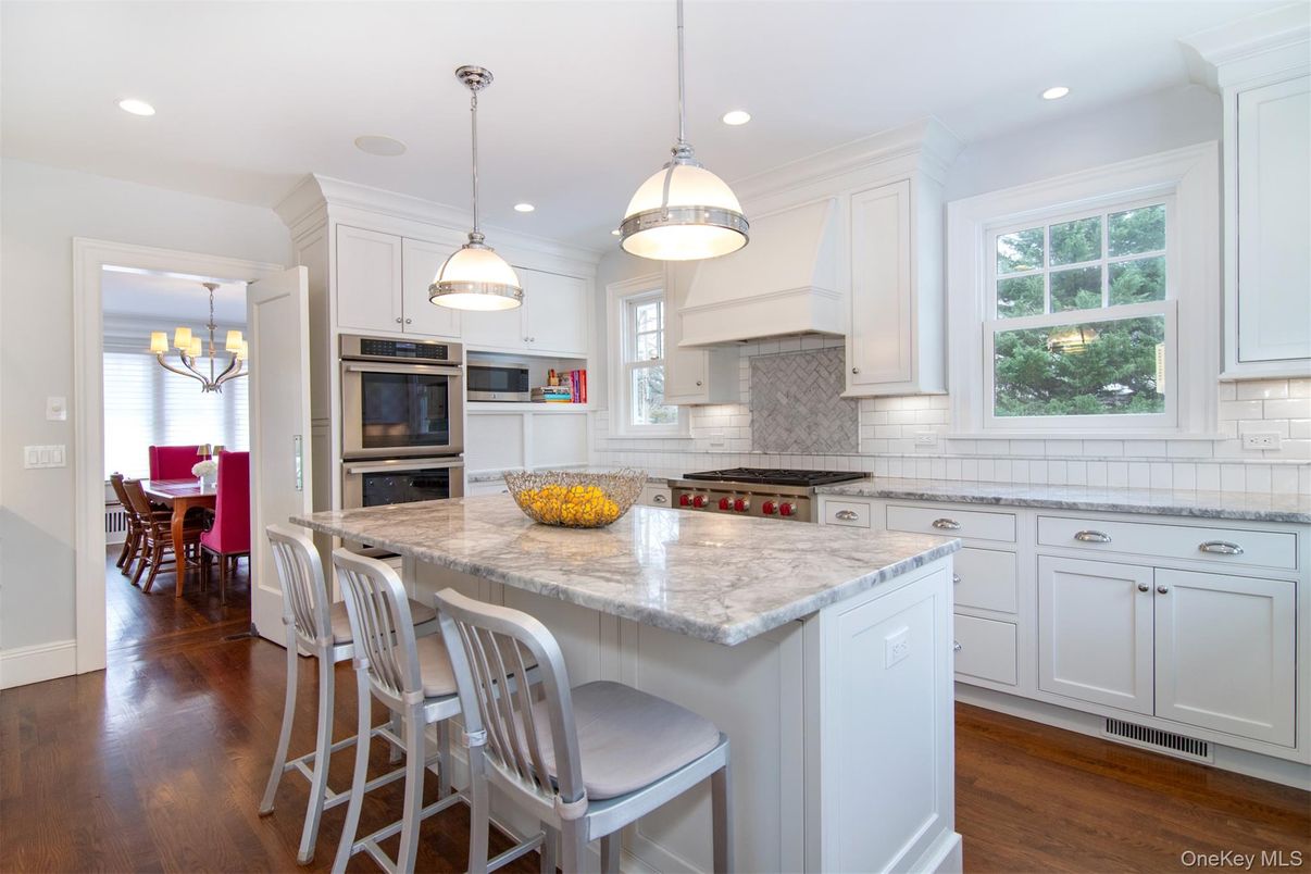 Chandelier, Dining room, Interior, Kitchen, Pendant Lights, Recessed Lighting, Stainless Steel Appliances, Wood Texture Flooring