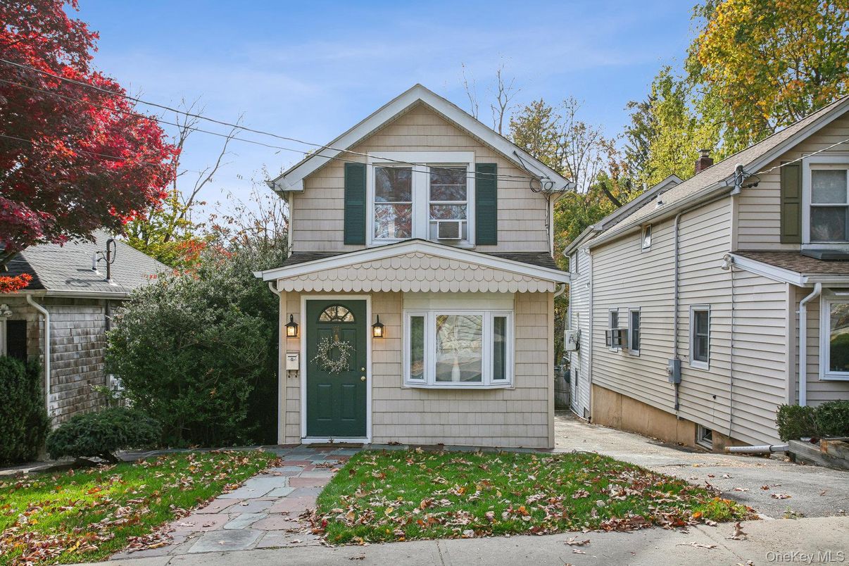 Exterior, Facade, Queen Anne Victorian