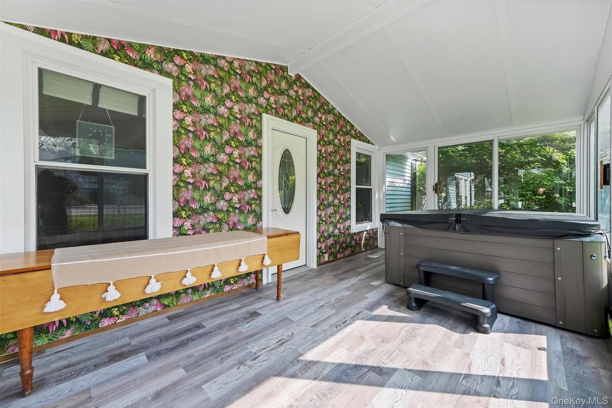 Hot Tub, Interior, Wood Texture Flooring