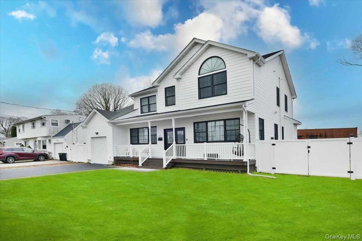 Attached, Exterior, Facade, Farmhouse