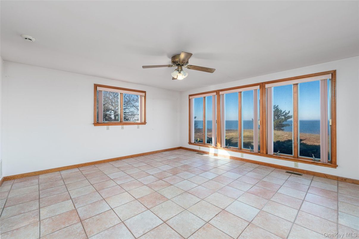 Empty room, Interior, Water