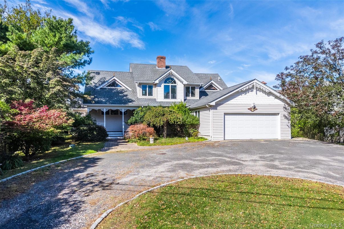 Attached, Exterior, Facade, Cape Cod