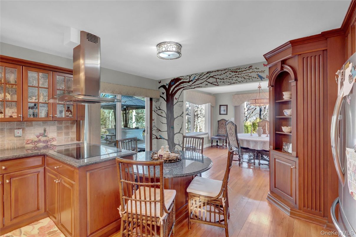 Dining room, Interior, Kitchen, Stainless Steel Appliances, Wood Texture Flooring