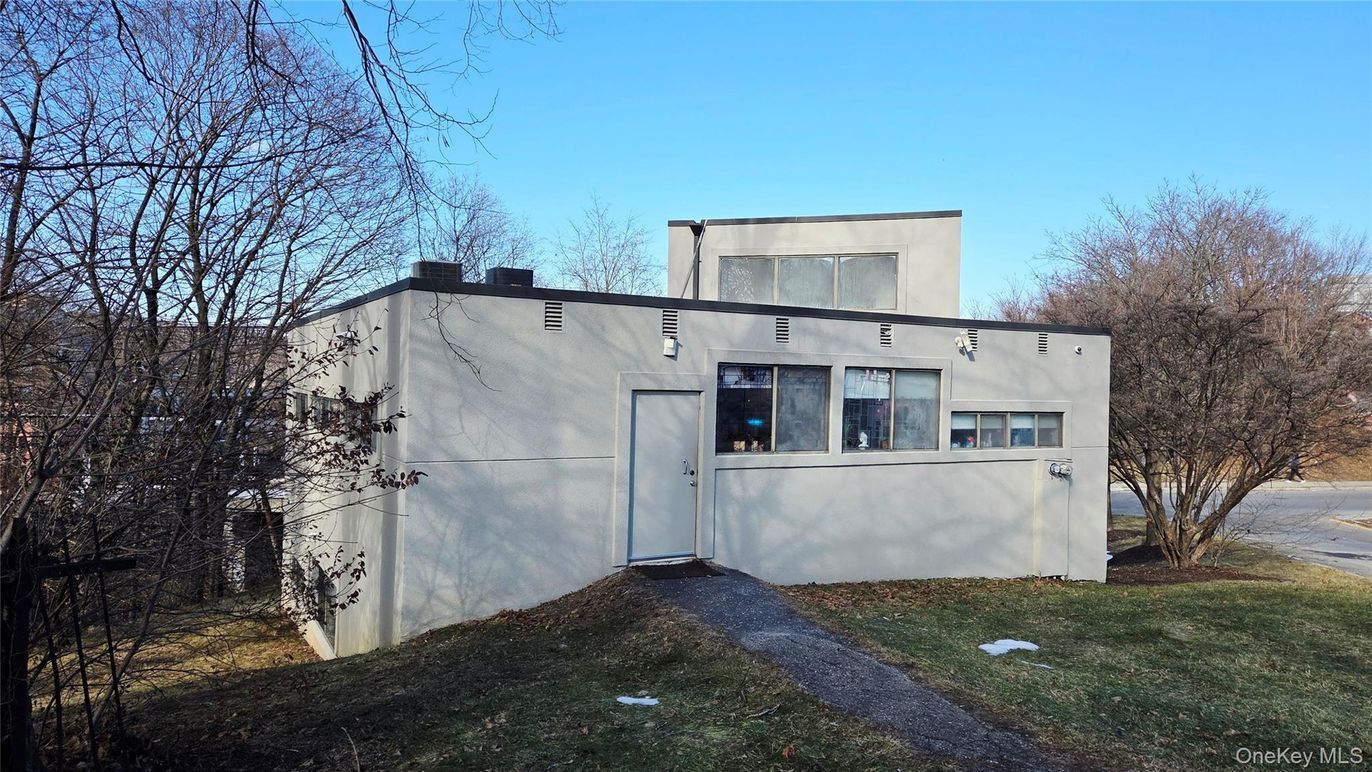 Exterior, Facade, Modern