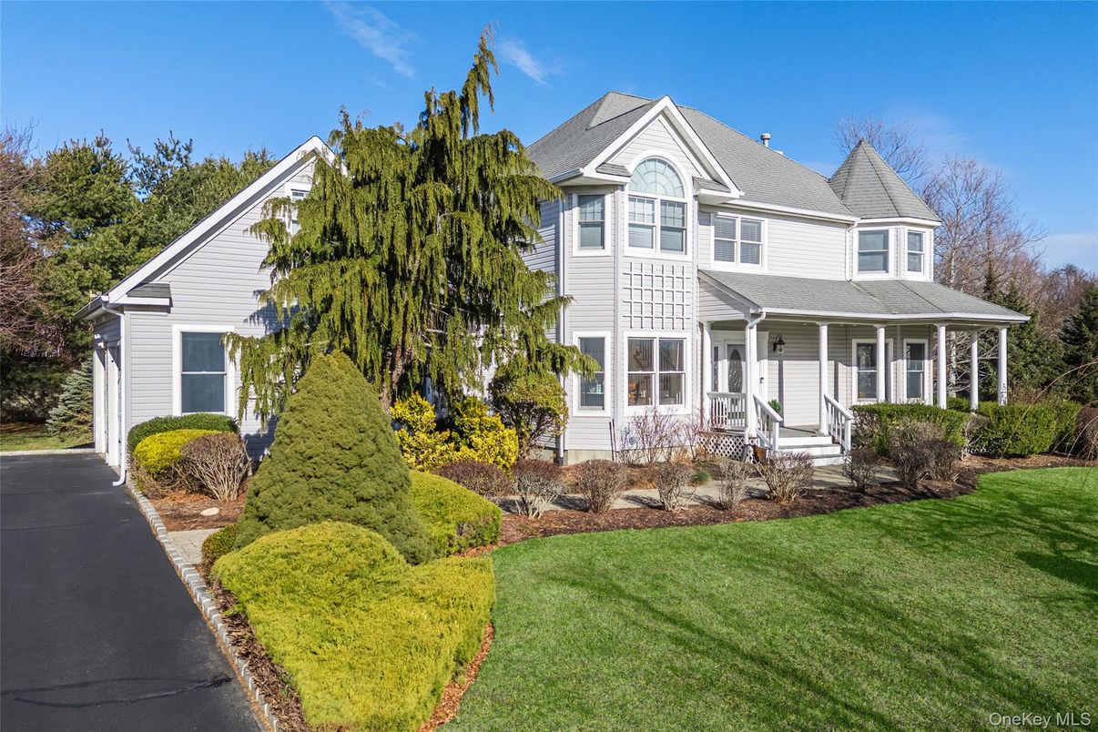 Attached, Exterior, Facade, Queen Anne Victorian