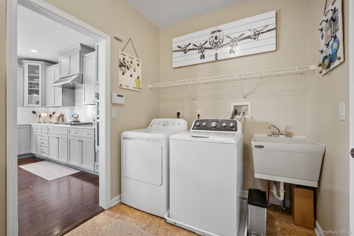 Interior, Recessed Lighting, Washer, Wood Texture Flooring