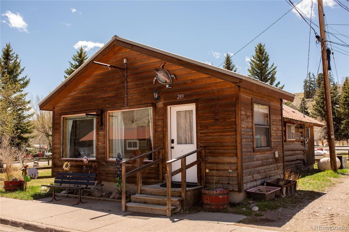 Exterior, Facade, Log Home