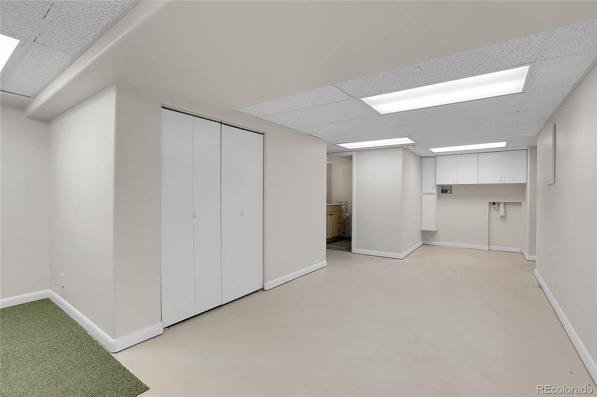 Empty room, Interior, Recessed Lighting