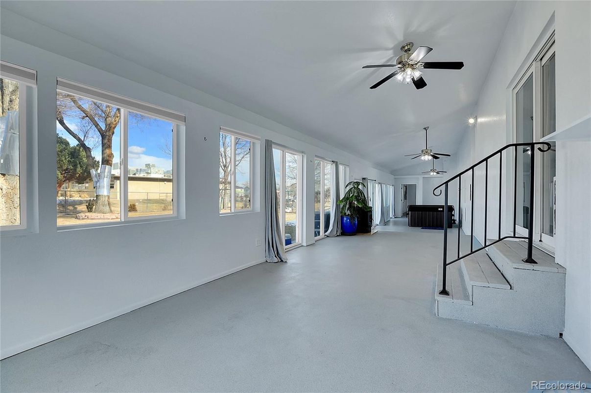 Empty room, Interior