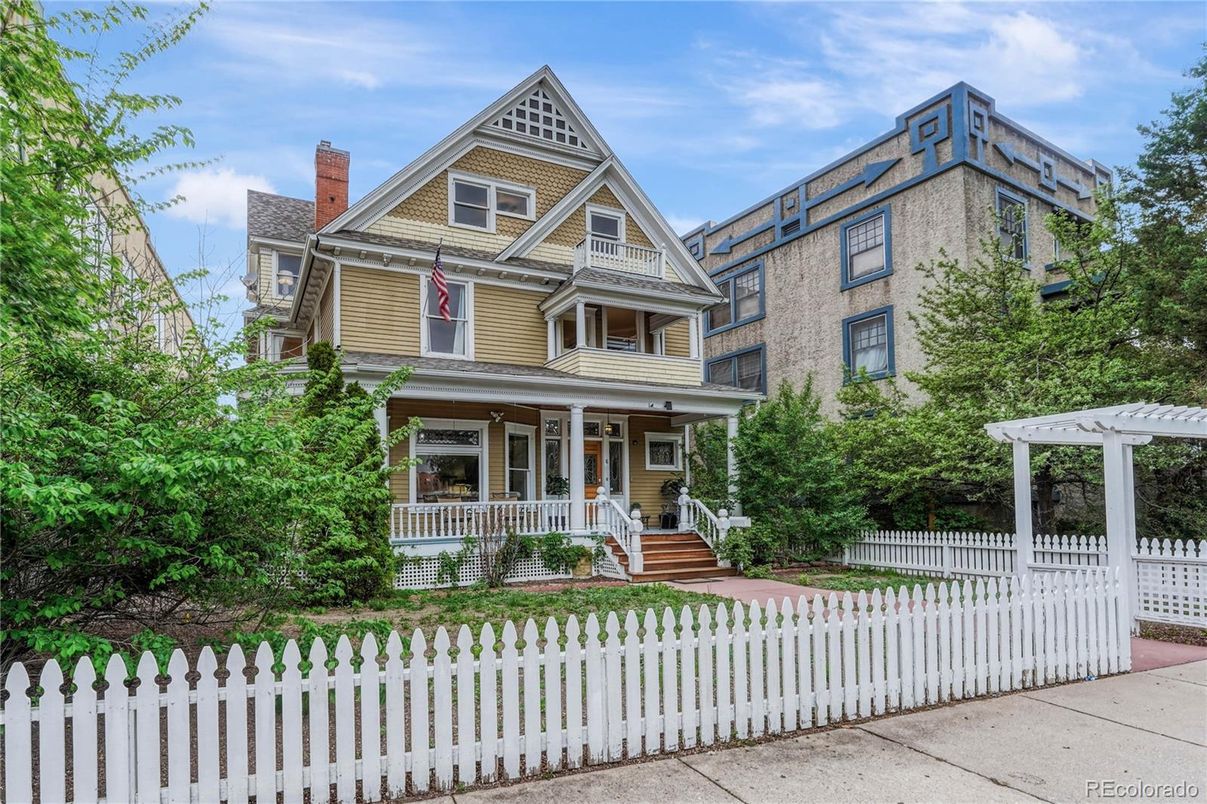 Exterior, Facade, Queen Anne Victorian