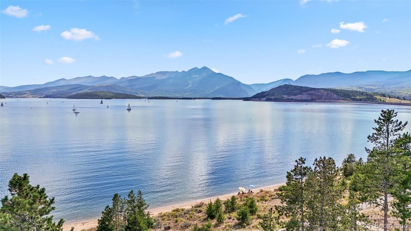 Exterior, Lake