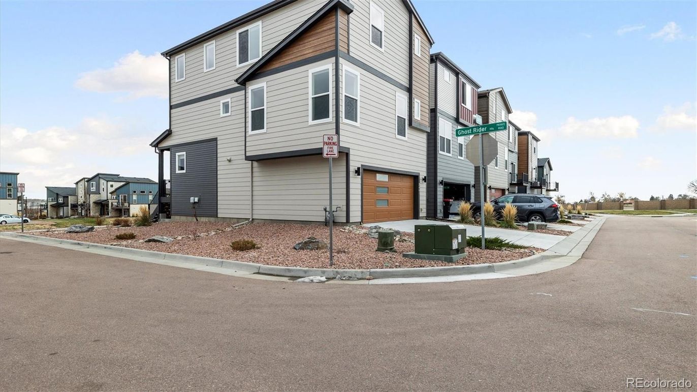 Attached, Exterior, Facade, Rowhouse