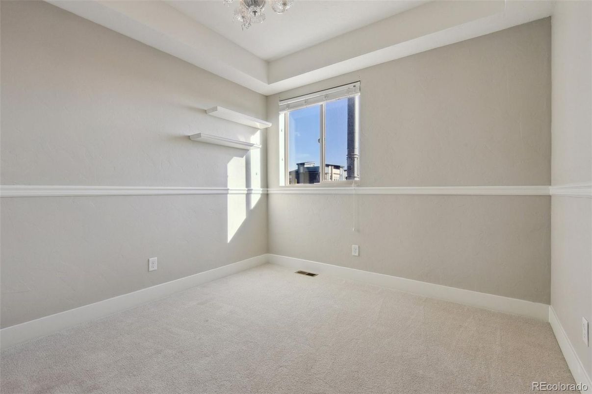Empty room, Interior