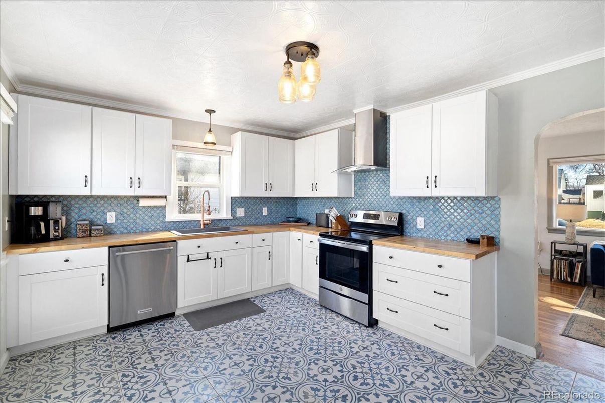 Dining room, Interior, Kitchen, Pendant Lights, Stainless Steel Appliances, Wood Texture Flooring