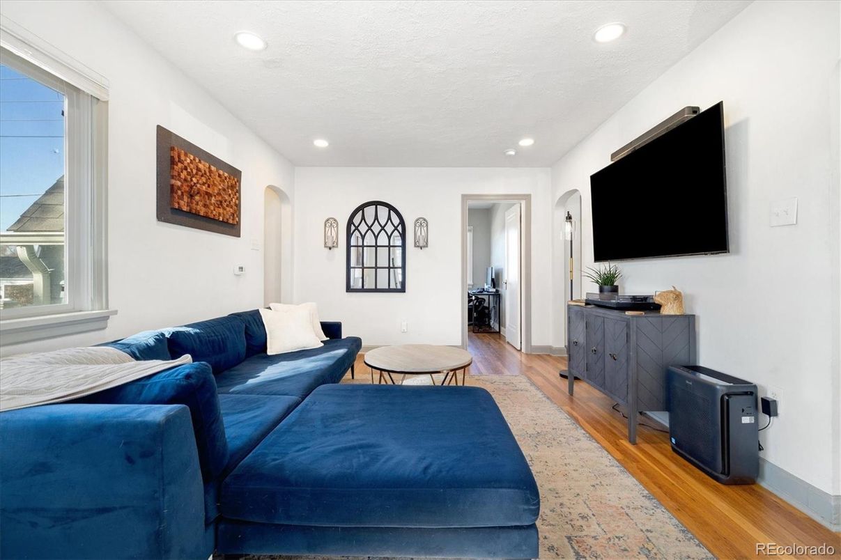 Interior, Living room, Recessed Lighting, Wood Texture Flooring