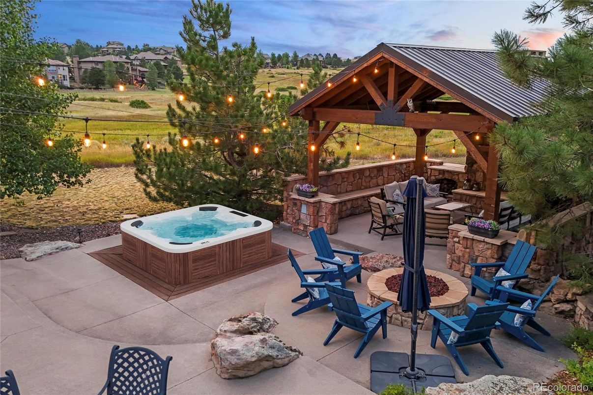 Exterior, Hot Tub, Outdoor Kitchen