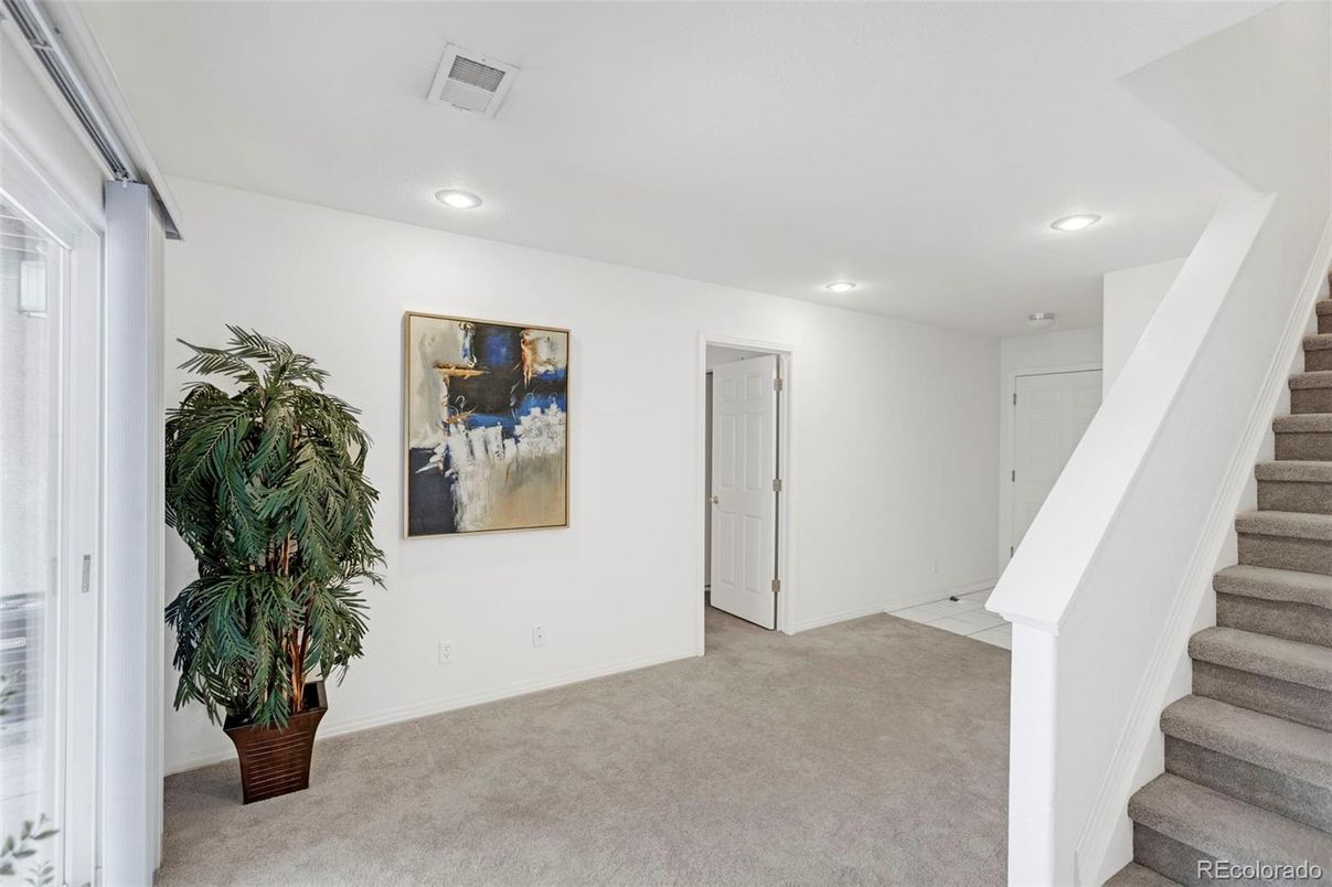 Empty room, Interior, Recessed Lighting