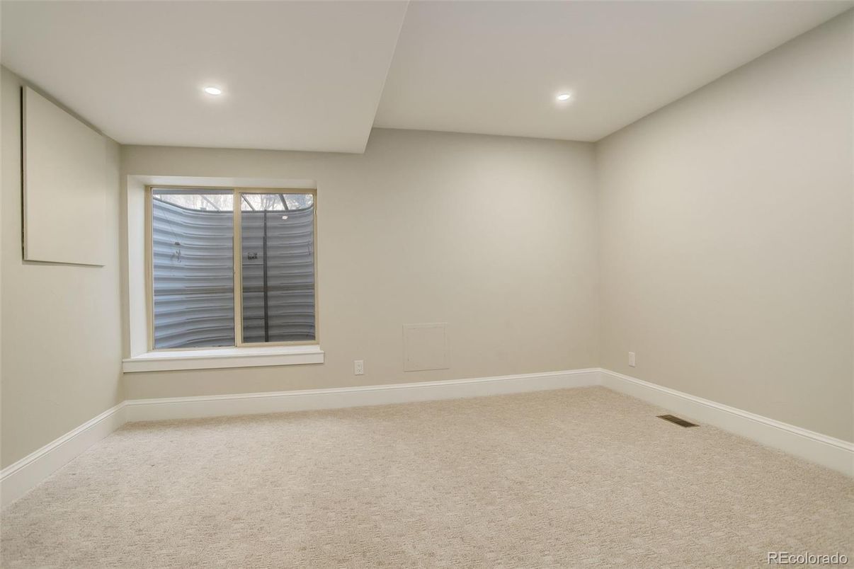 Empty room, Interior, Recessed Lighting