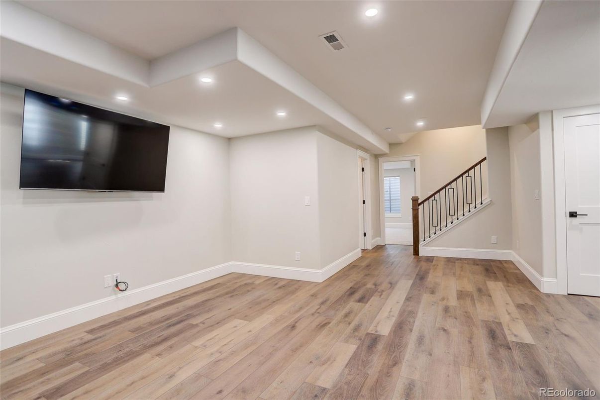 Empty room, Interior, Recessed Lighting, Wood Texture Flooring