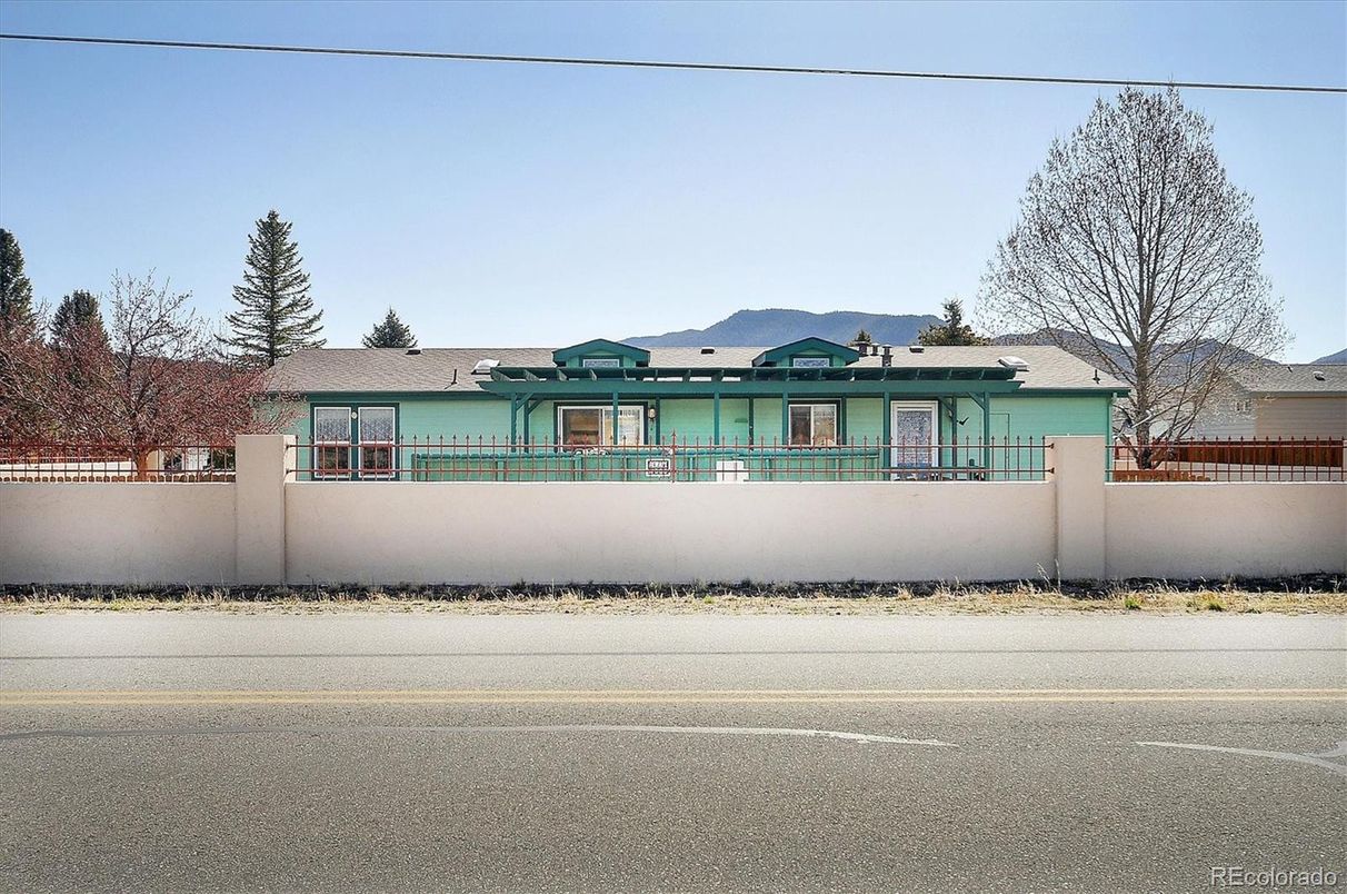 Exterior, Facade, Ranch