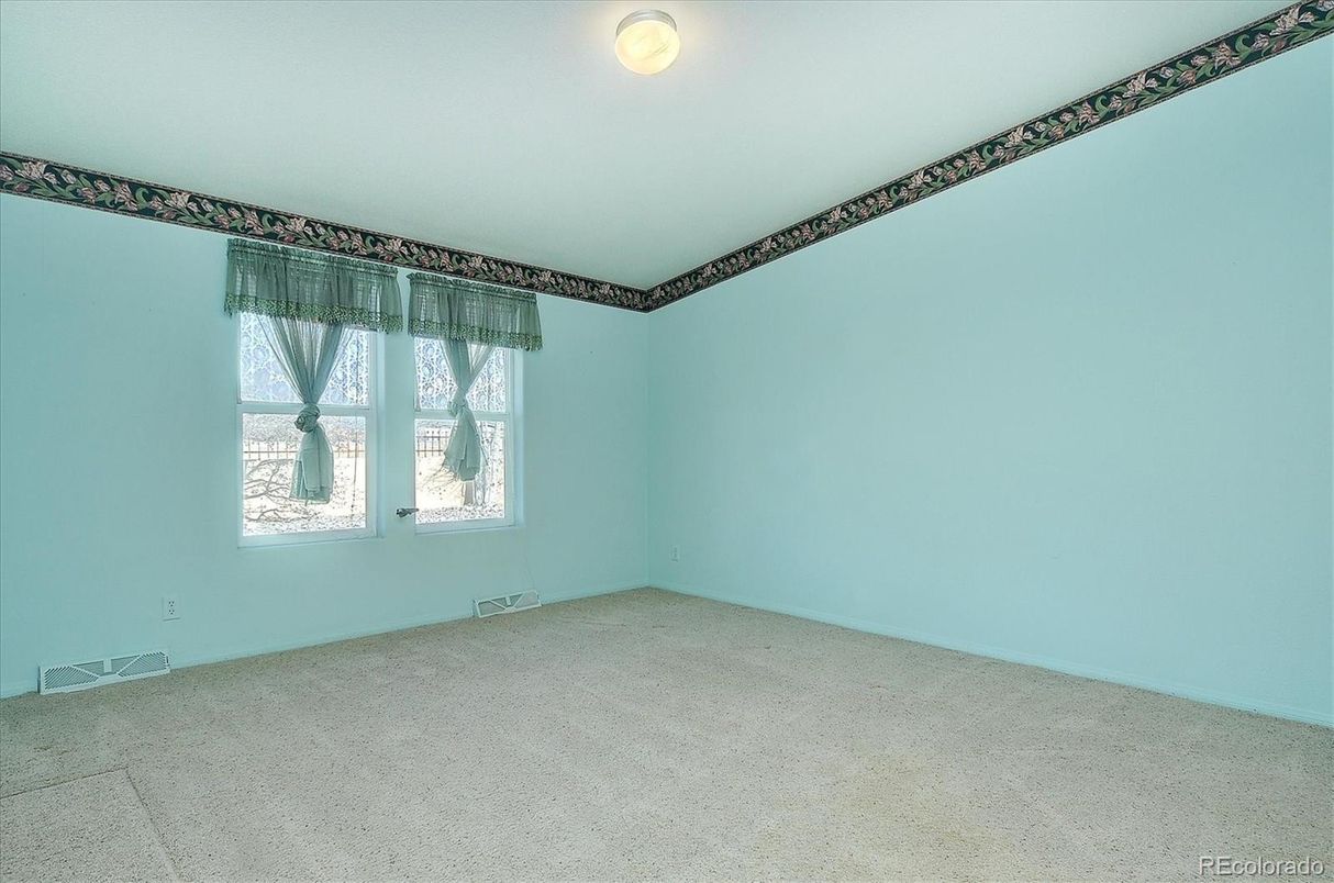 Empty room, Interior