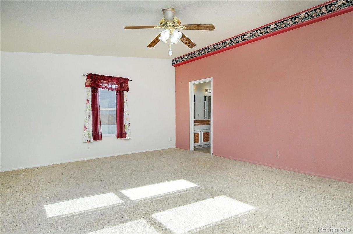 Empty room, Interior