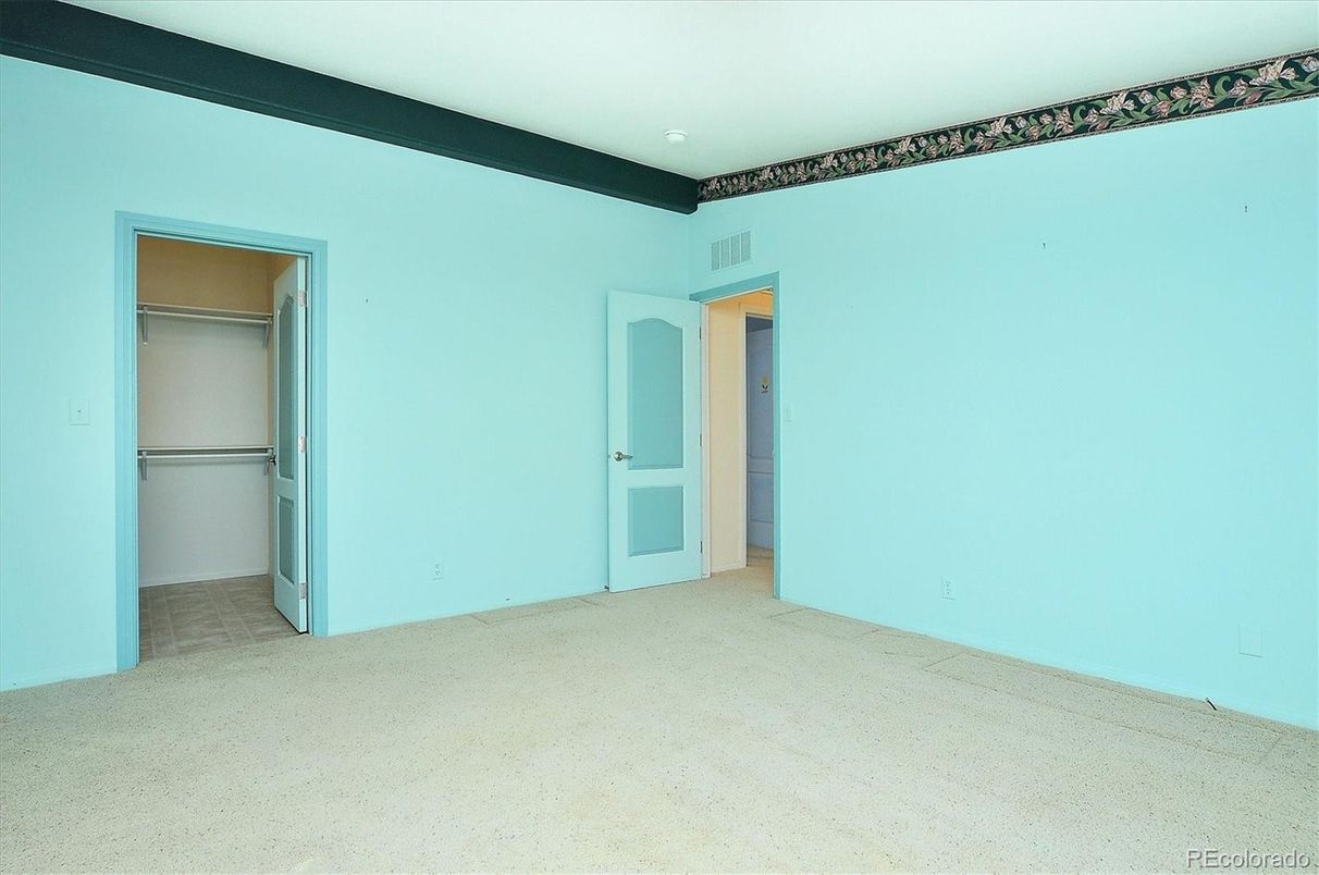 Empty room, Interior