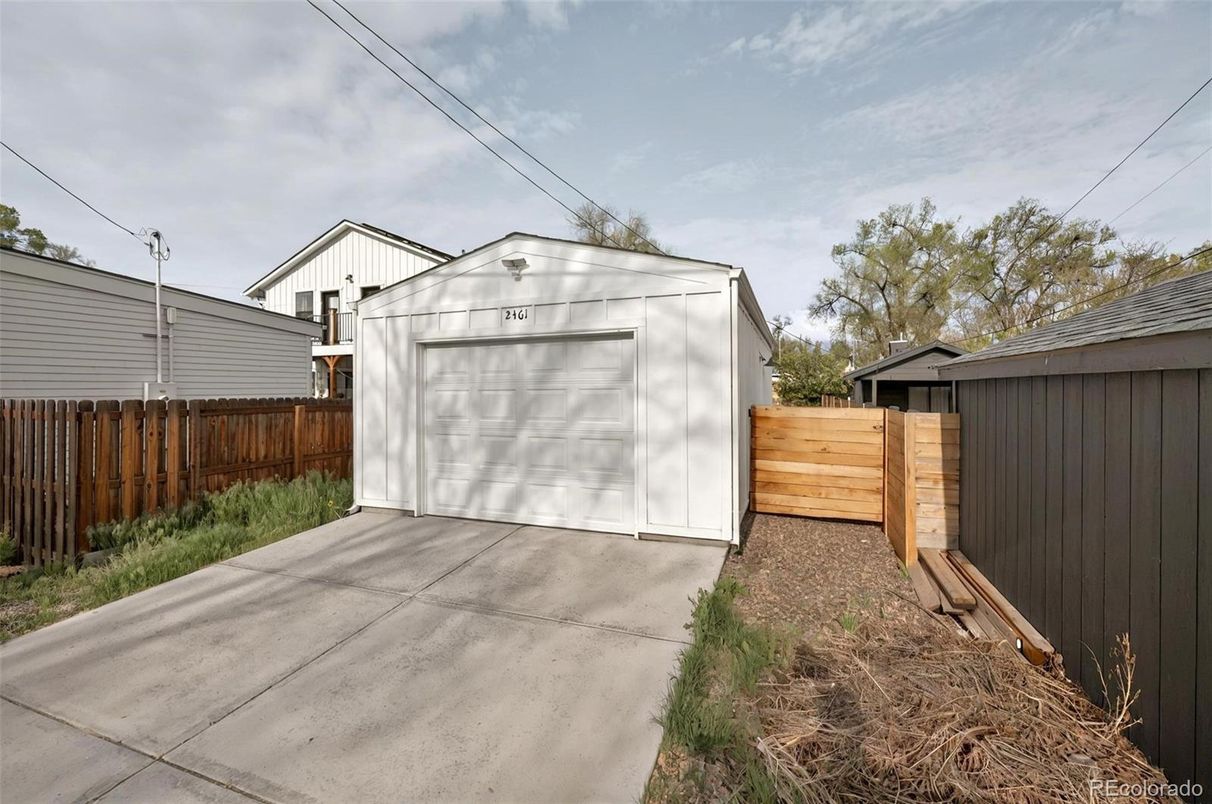 Detached Garage, Exterior