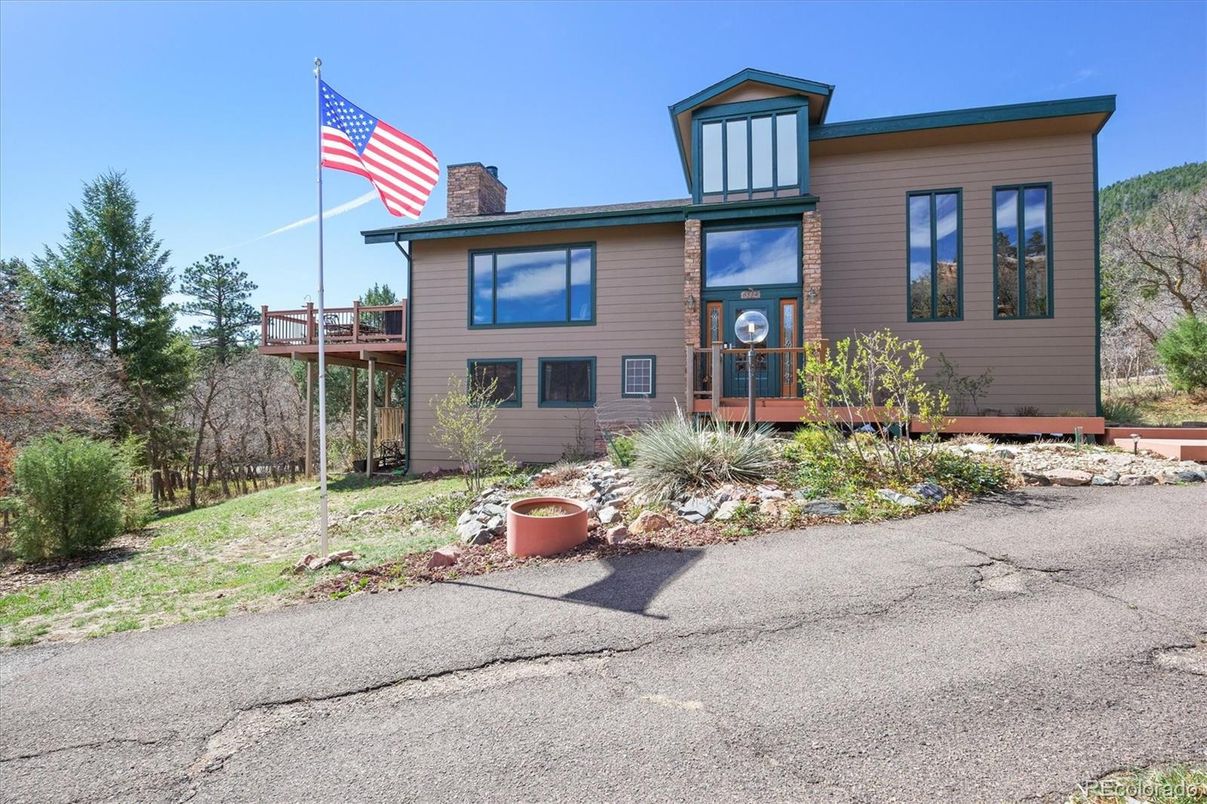 Exterior, Facade, Raised Ranch